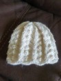 Mönsterstickad babymössa